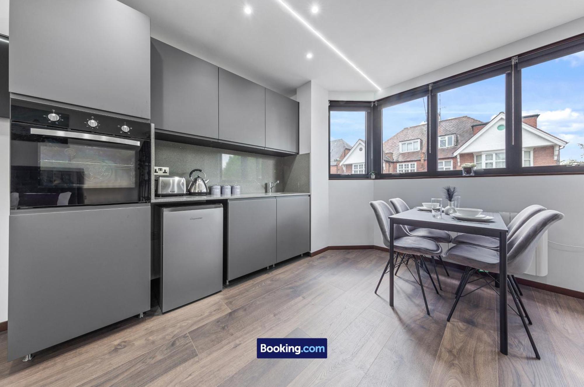 Stylish Studio Apt By Stay Smart Short Lets & Serviced Accommodation Woodstock With Free Wifi Londen Buitenkant foto