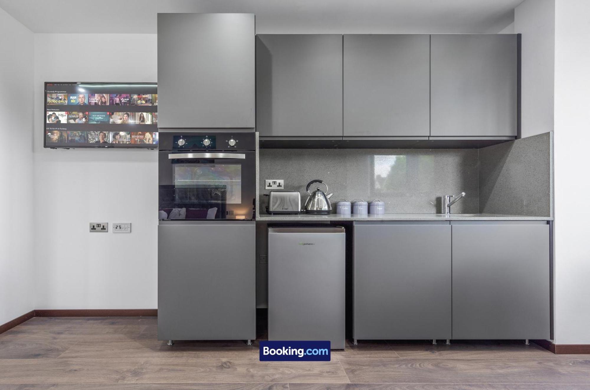 Stylish Studio Apt By Stay Smart Short Lets & Serviced Accommodation Woodstock With Free Wifi Londen Buitenkant foto