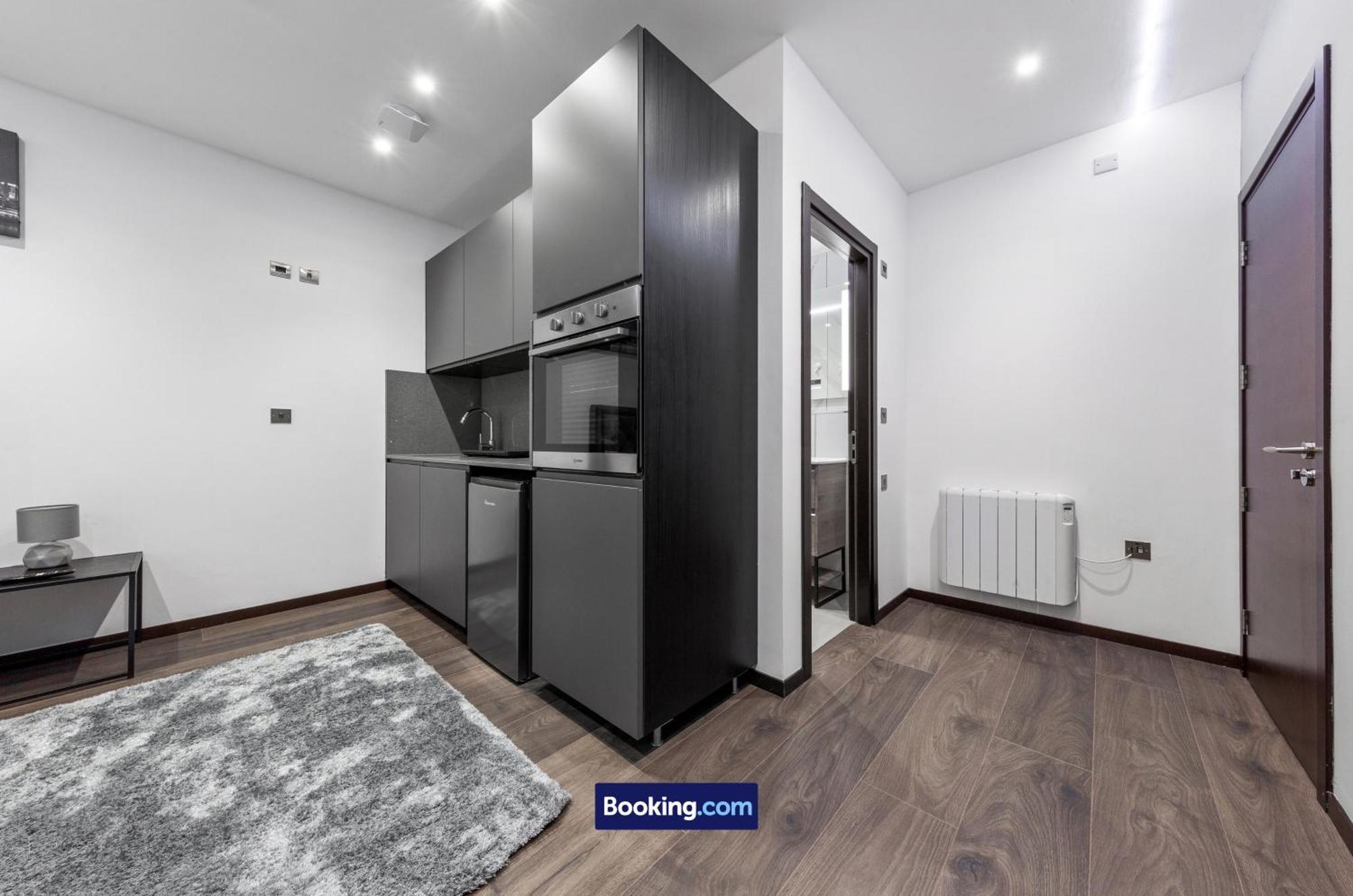 Stylish Studio Apt By Stay Smart Short Lets & Serviced Accommodation Woodstock With Free Wifi Londen Buitenkant foto