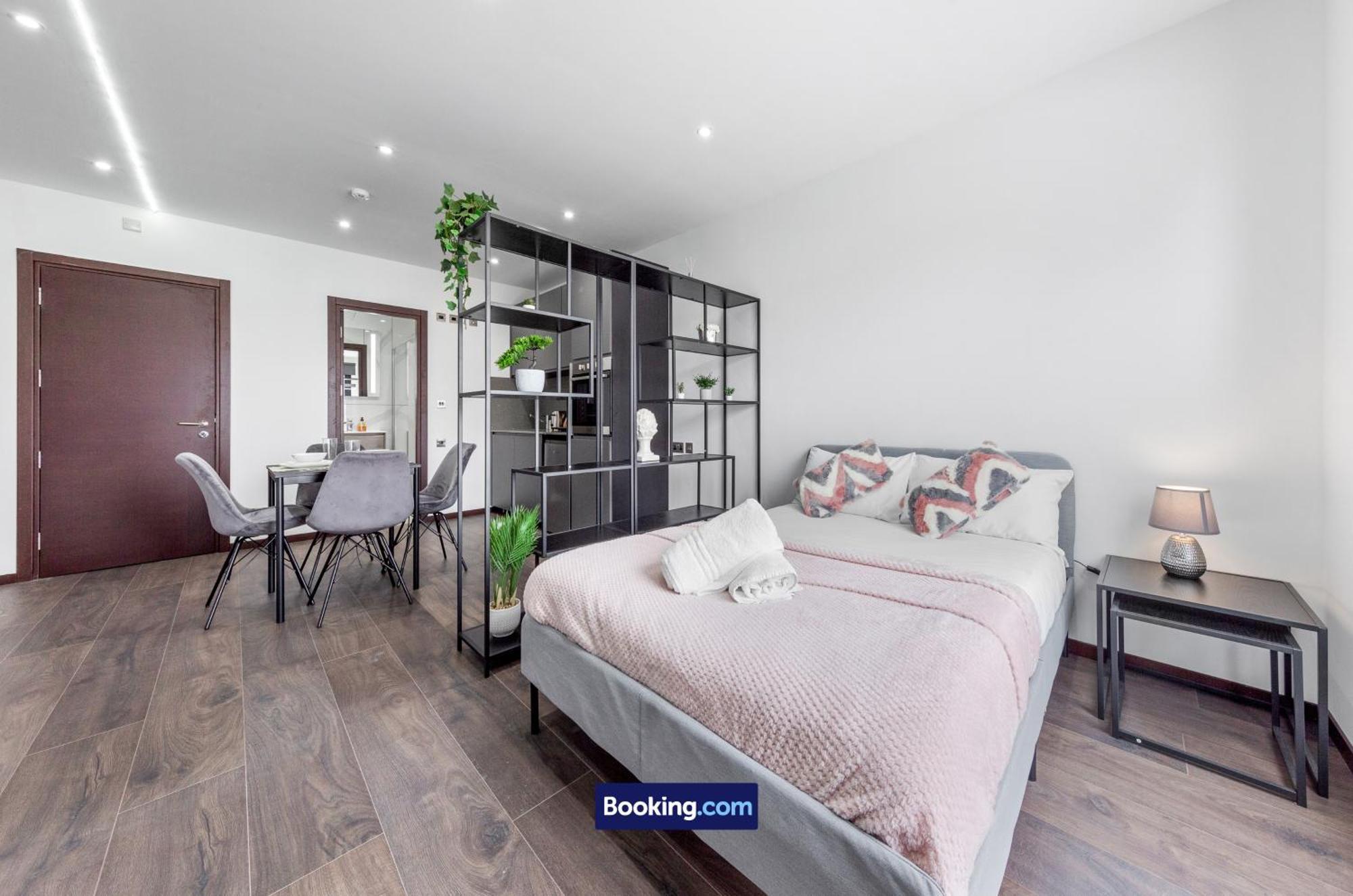 Stylish Studio Apt By Stay Smart Short Lets & Serviced Accommodation Woodstock With Free Wifi Londen Buitenkant foto