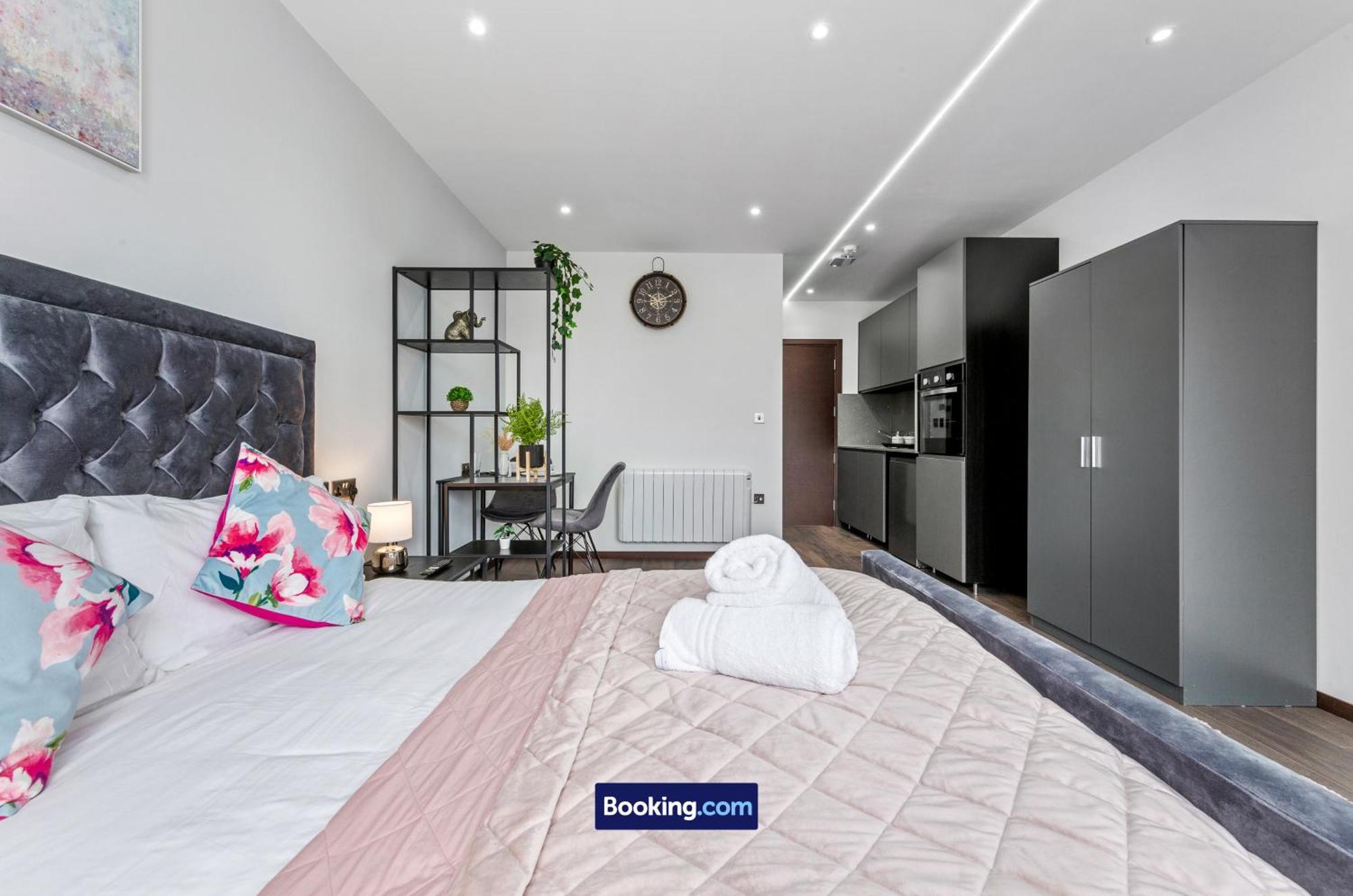 Stylish Studio Apt By Stay Smart Short Lets & Serviced Accommodation Woodstock With Free Wifi Londen Buitenkant foto