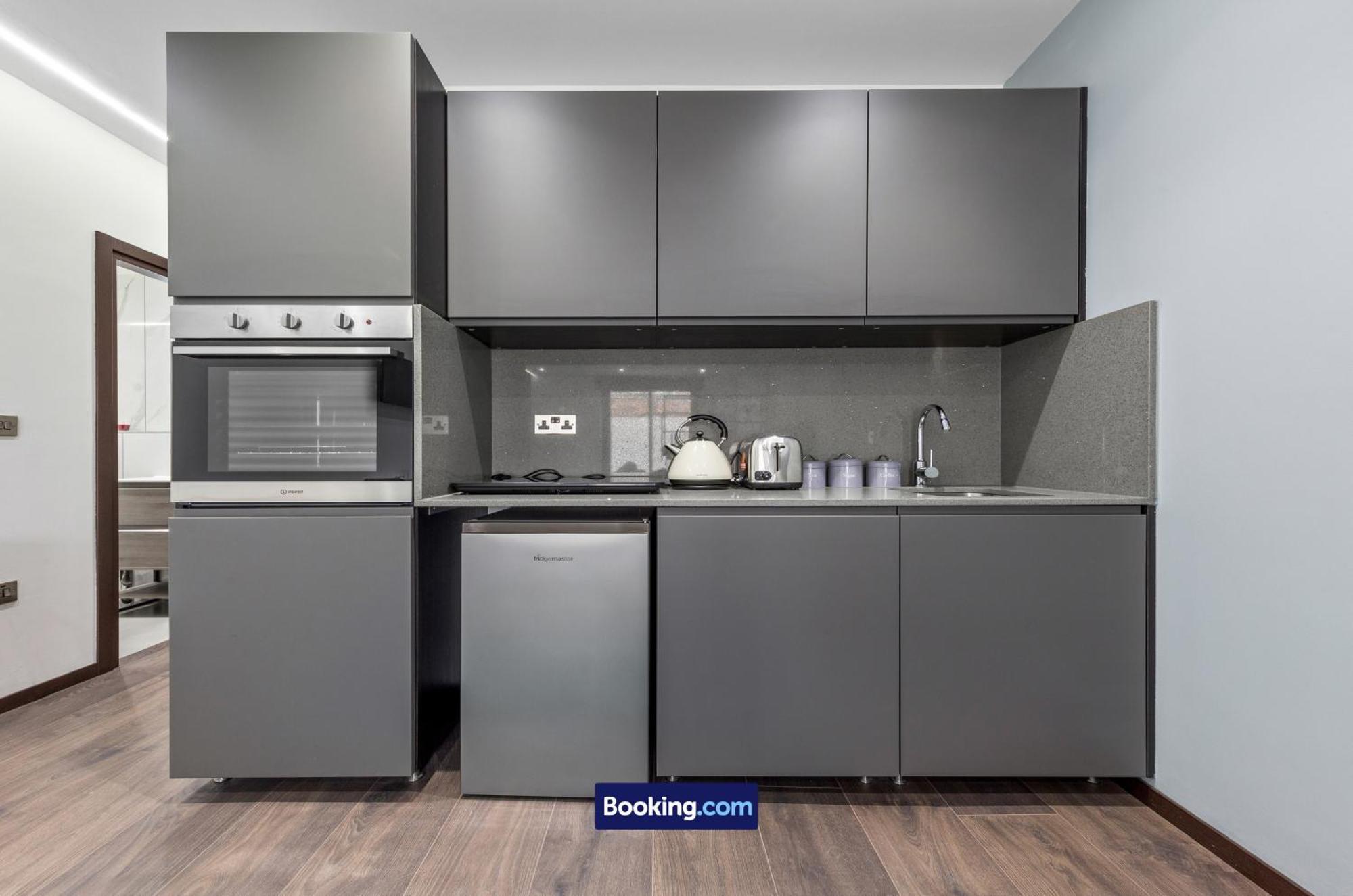 Stylish Studio Apt By Stay Smart Short Lets & Serviced Accommodation Woodstock With Free Wifi Londen Buitenkant foto