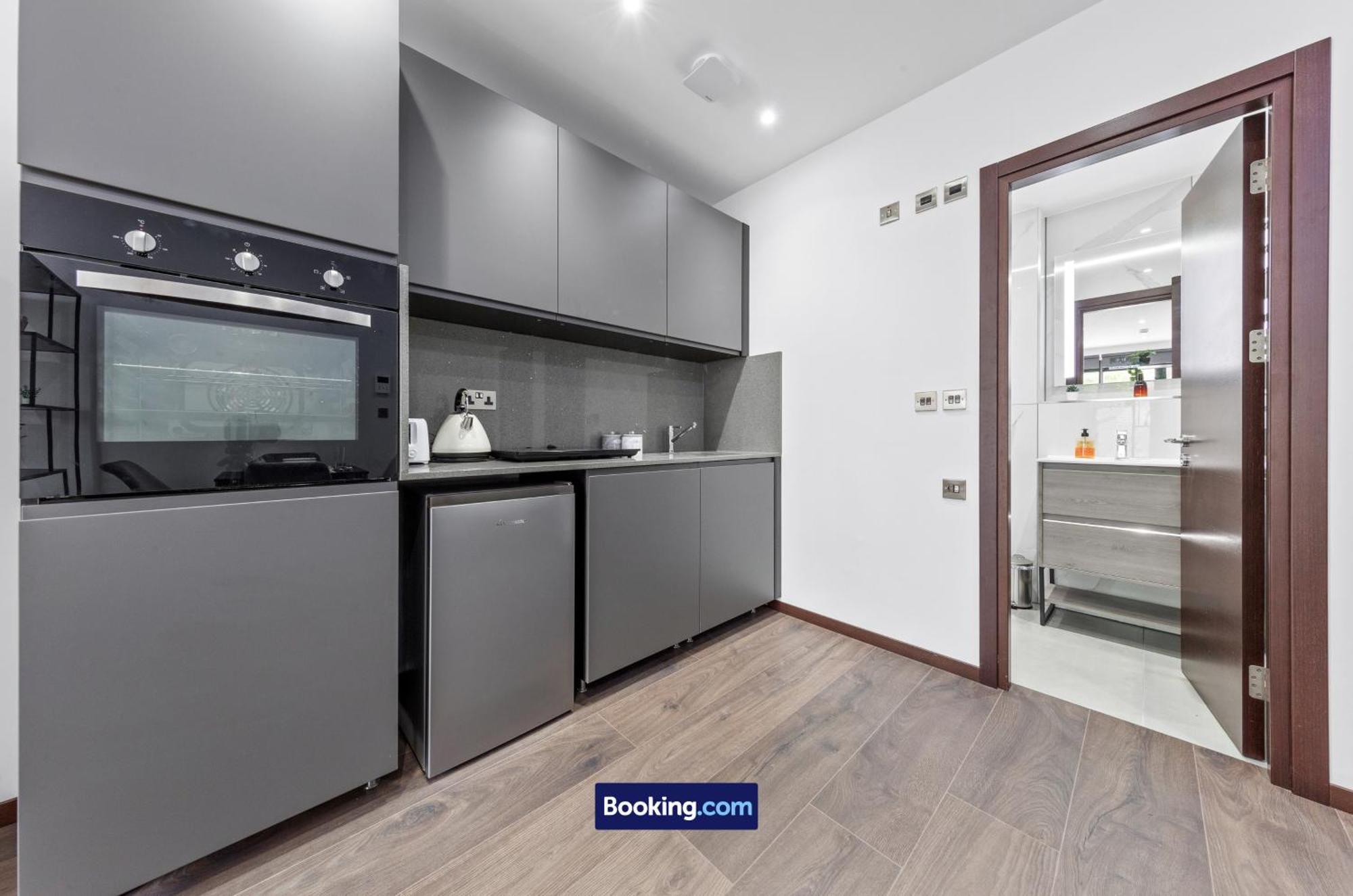 Stylish Studio Apt By Stay Smart Short Lets & Serviced Accommodation Woodstock With Free Wifi Londen Buitenkant foto